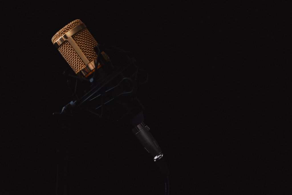Microphone de studio sur fond noir