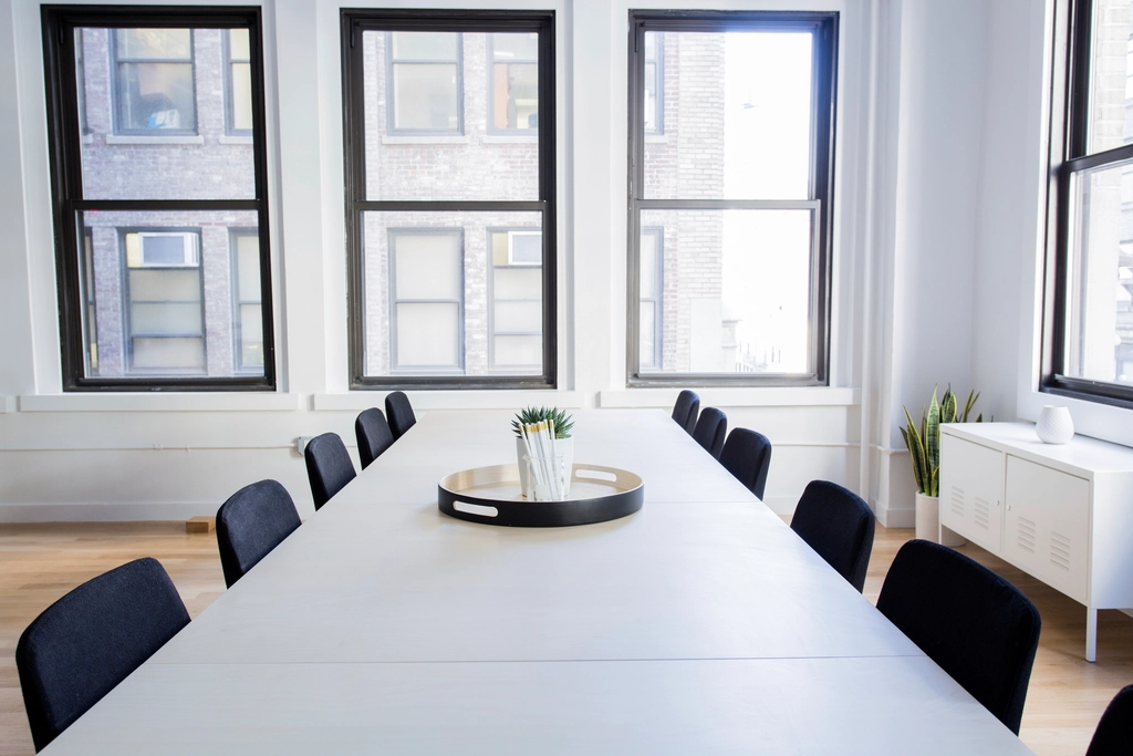 Salle de réunion avec une grande table